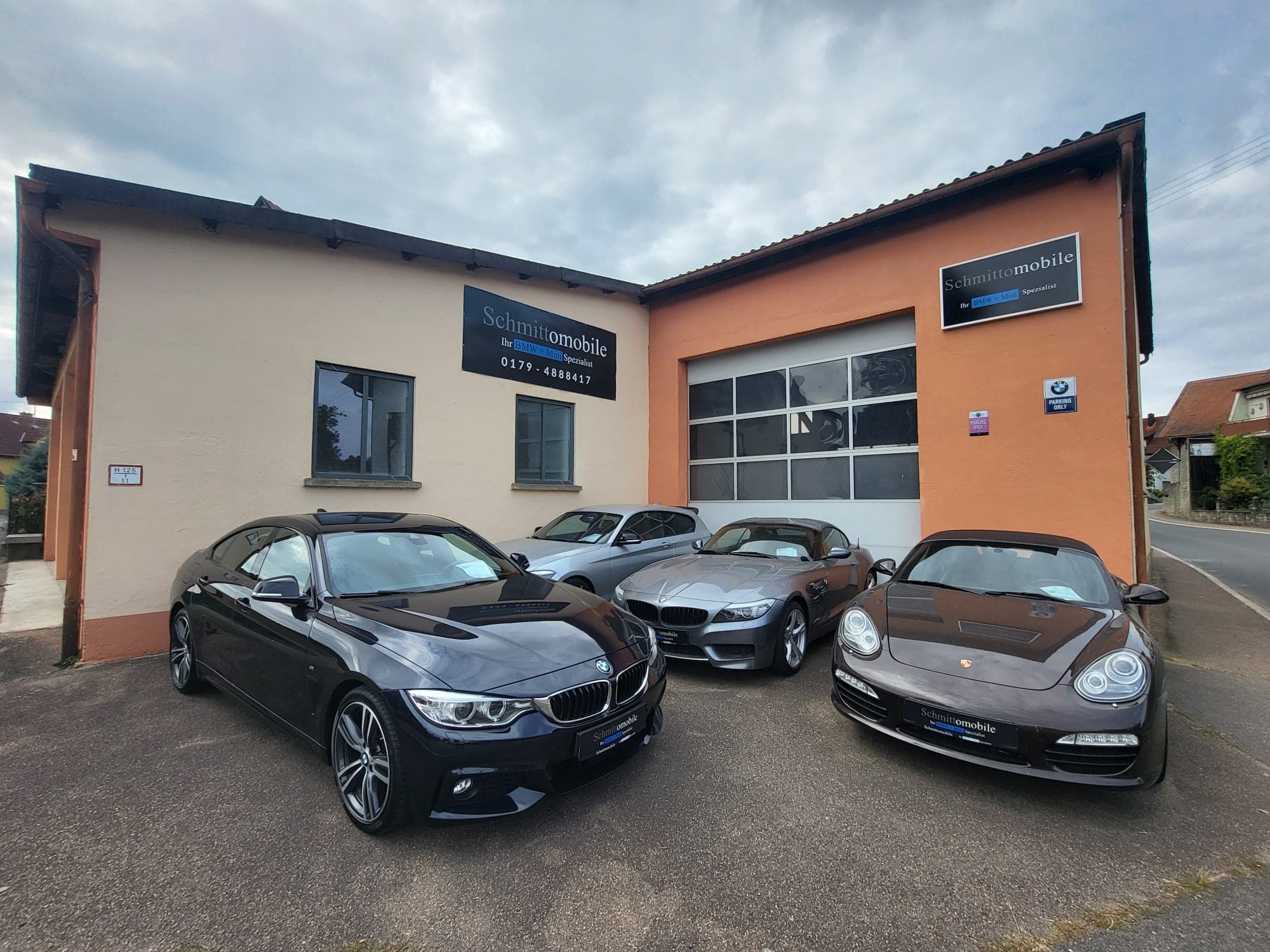 Showroom 3 - Gepflegte Fahrzeuge bei Schmittomobile — Qualität die man sieht.