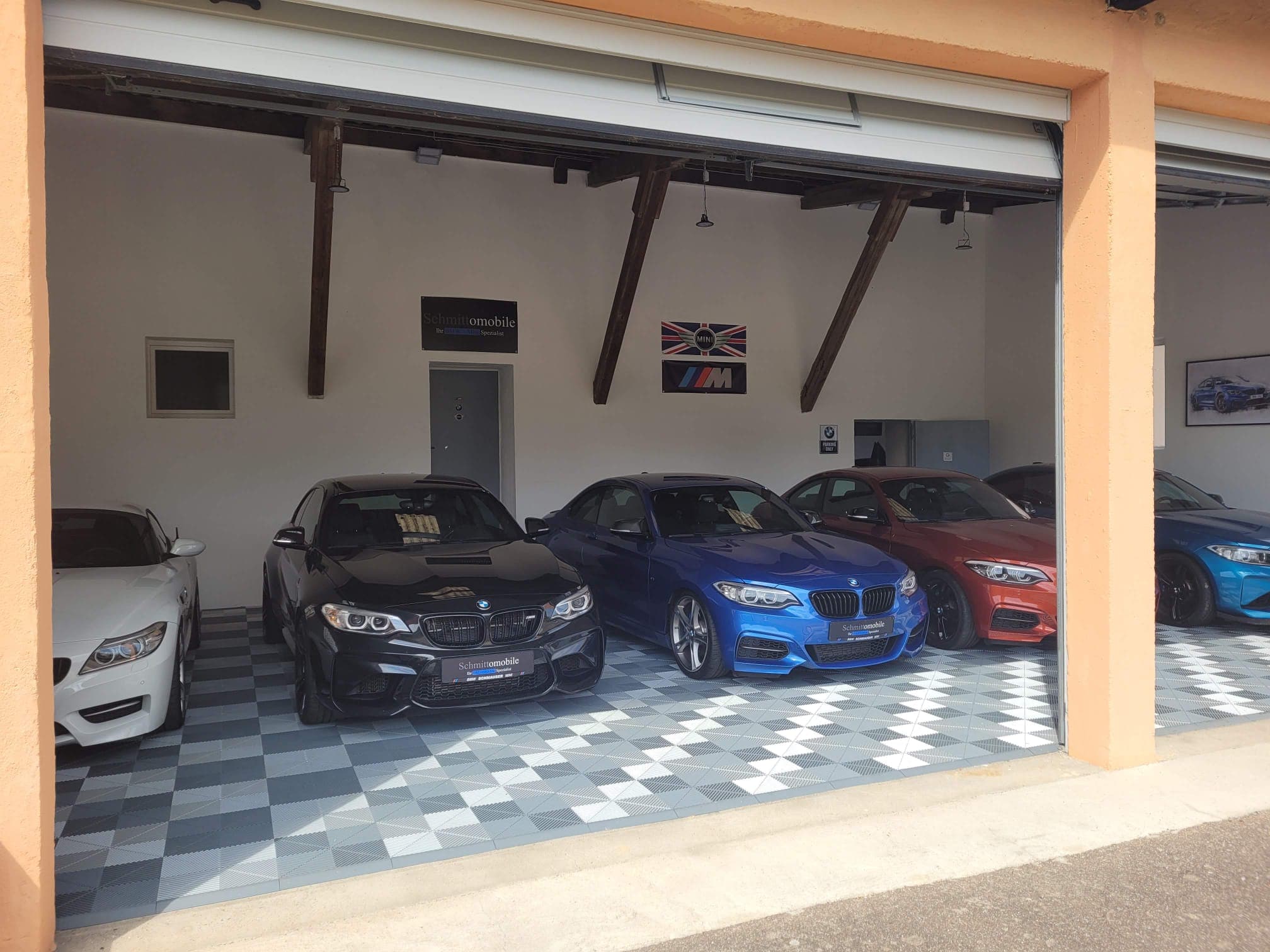 Showroom 5 - Gepflegte Fahrzeuge bei Schmittomobile — Qualität die man sieht.