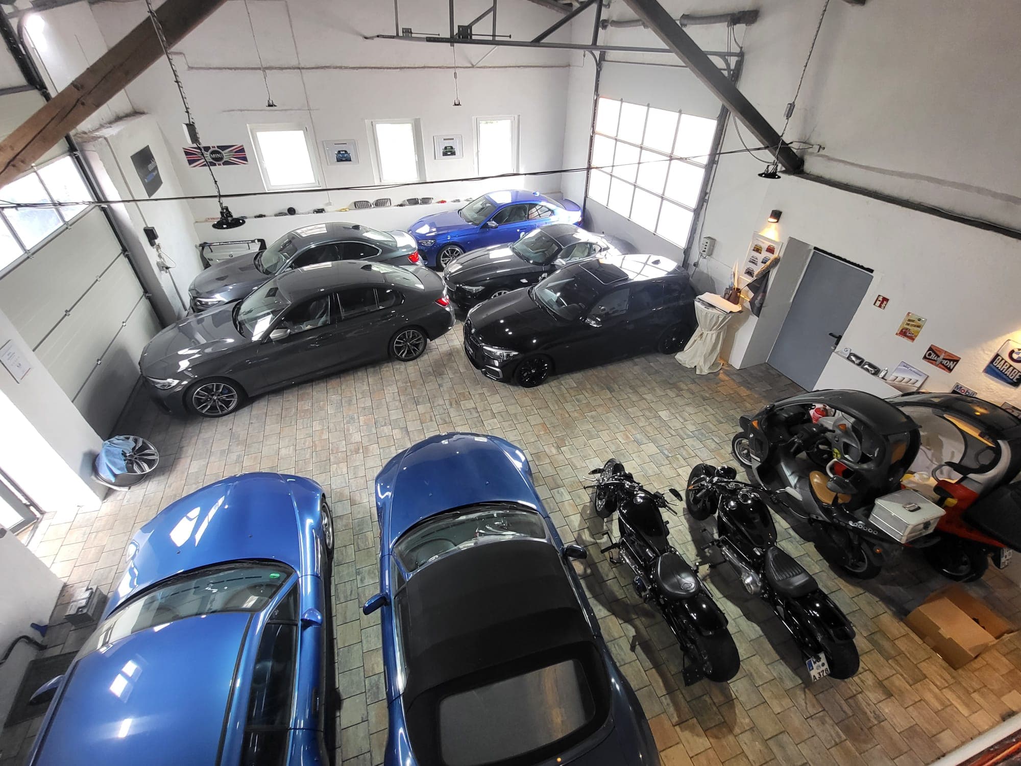 Showroom 2 - Gepflegte Fahrzeuge bei Schmittomobile — Qualität die man sieht.